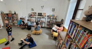 Dzieci słuchające prelekcji w bibliotece